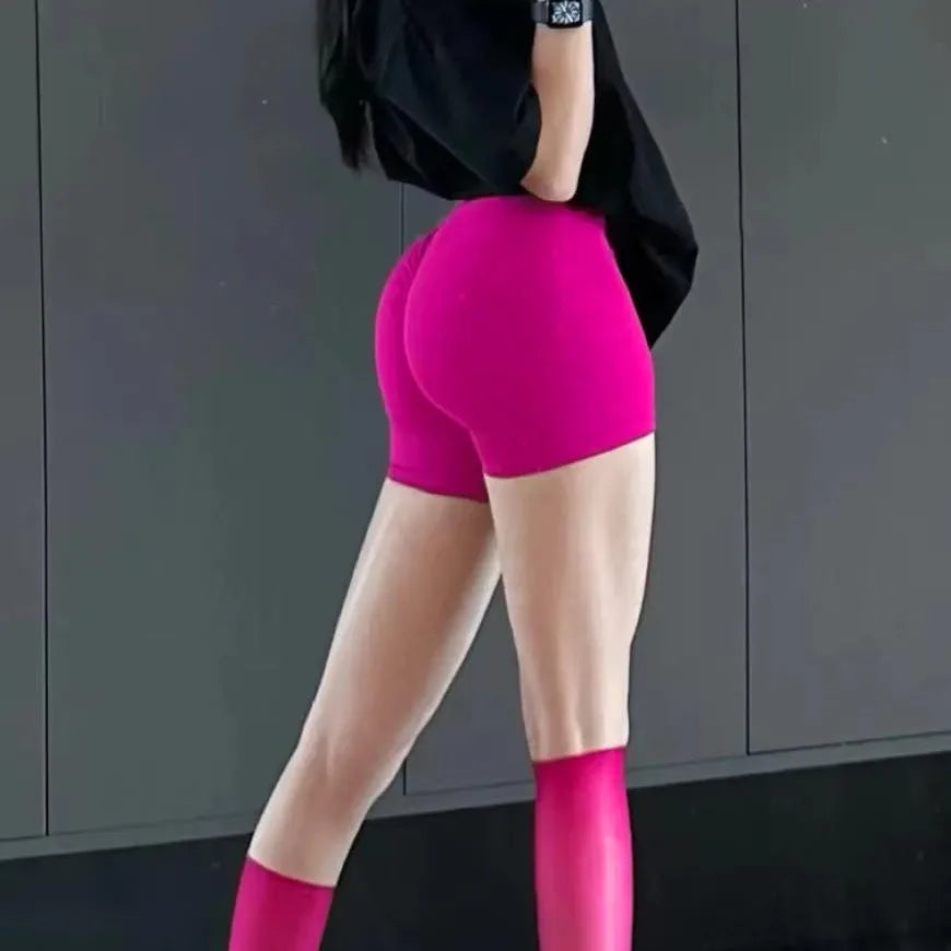 Seamless hip-hugging fitness shorts